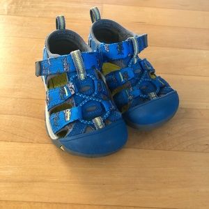 Keen sandals size 7 toddler